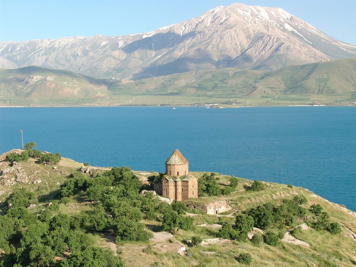 Van Gölü'nde Akdamar Adası ve kilisesi, arkada Artos Dağı